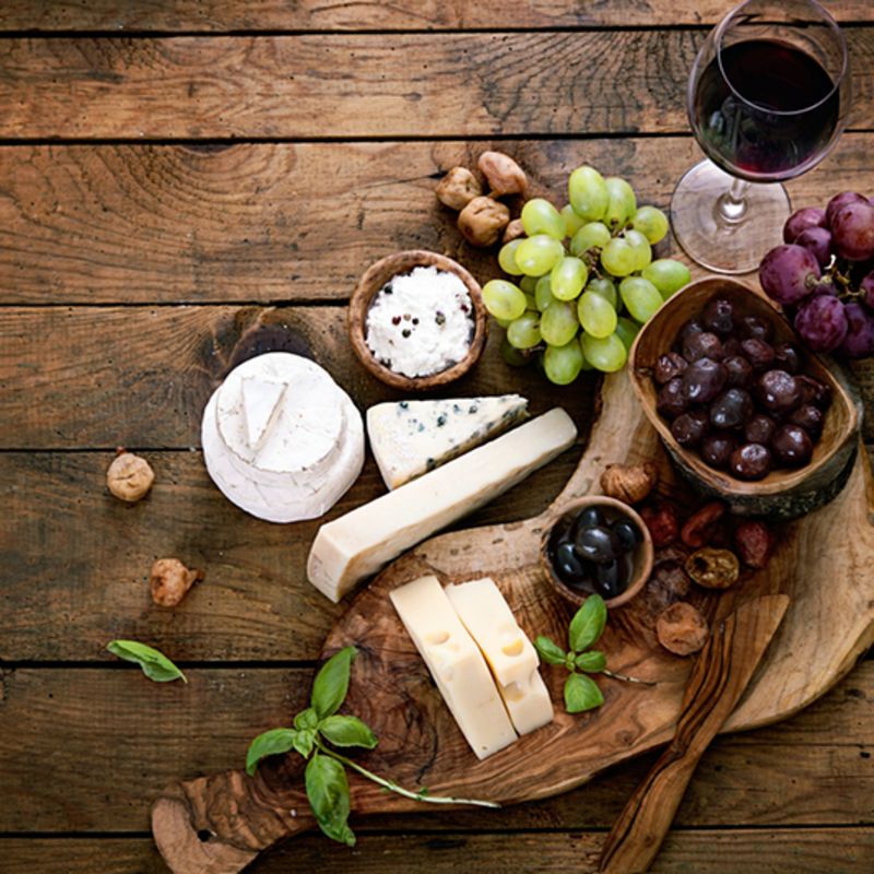 Como preparar uma mesa de queijos e vinhos