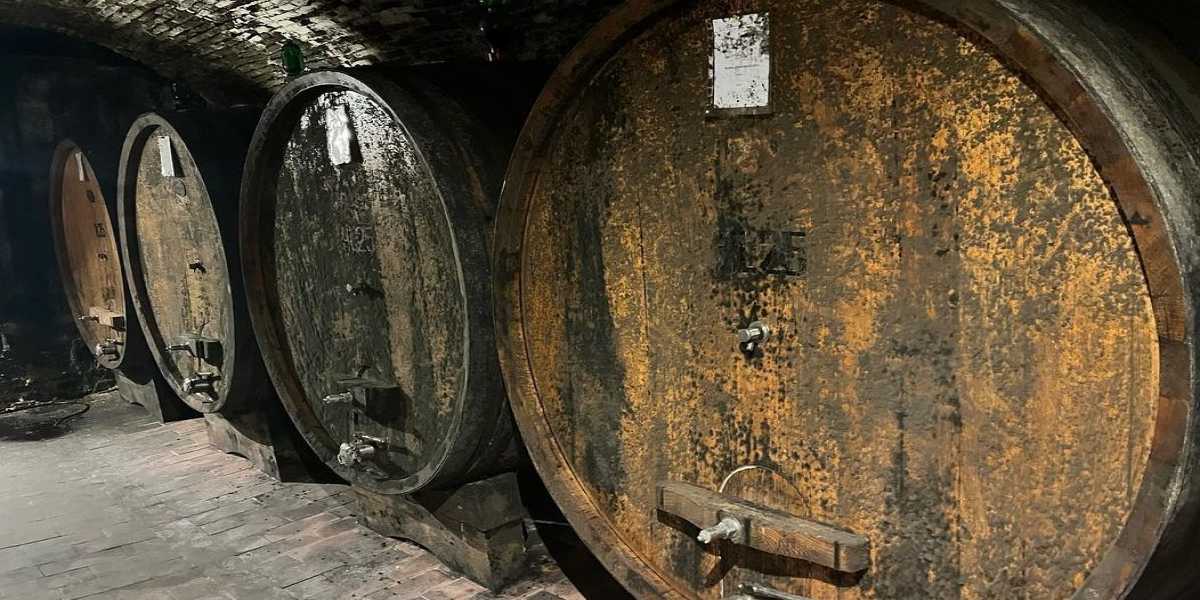 Foto de barris de vinho de uva montepulciano.