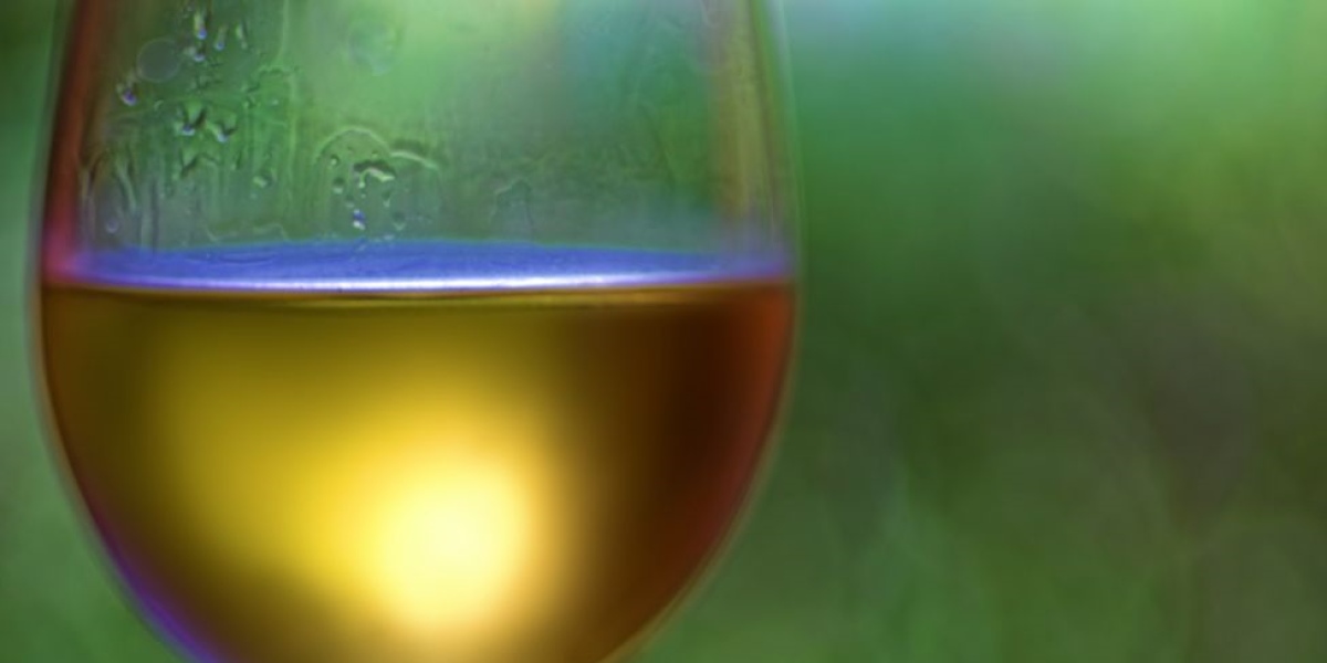Foto de vinho verde em taça.