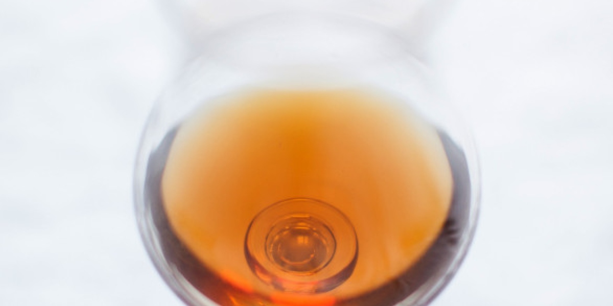 foto de vinho madeira em um copo.